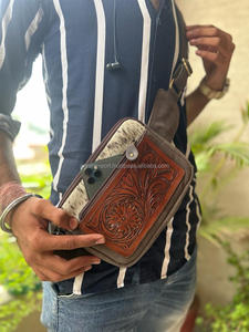 Nuevo estilo occidental Hair On Hide Tooled Fur Leather Unisex Chest Utility Bags Bolso de mensajero de cuero de piel Premium de alta calidad - Product Image 5