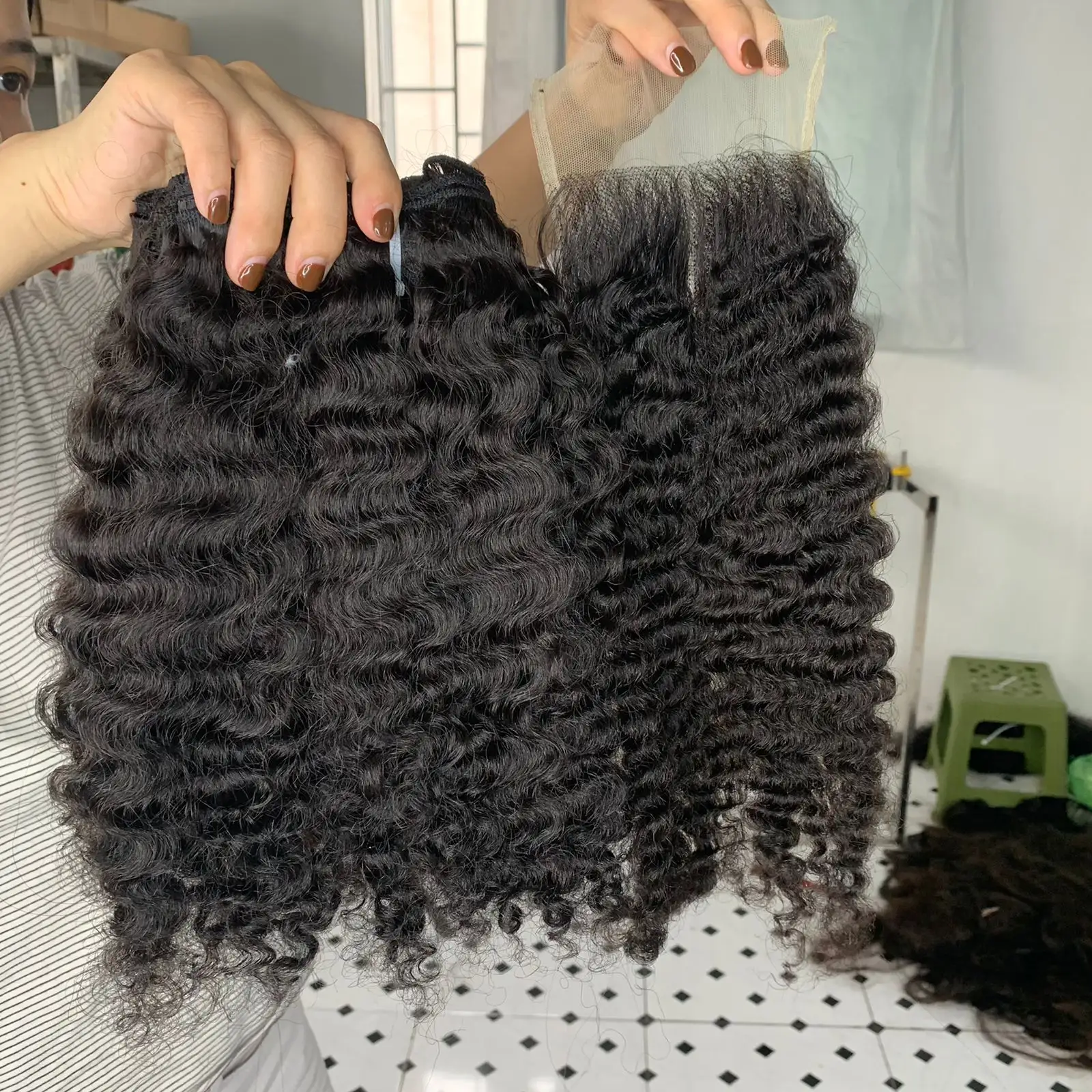 Trame de cheveux humains bruts de la plus haute qualité, trame de cheveux bouclés birmans, paquets de cheveux bouclés péruviens/brésiliens, couleur naturelle, Grade 10A