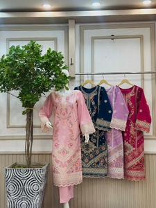 Ssumaira Collection Presenting 3 Piece Vestido de invierno Tela Algodón Bordado Pantalón Set - Product Image 4