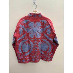 เสื้อแจ็คเก็ตบอมเบอร์งานฝีมือจากเมืองชัยปุระ ยี่ห้อ Crimson Garden แบบสองด้าน ปักลายซูซานี ผ้าฝ้าย สีแดงอิฐ สีฟ้าเพอริวิงเคิล ดีไซน์หรูหราสำหรับฤดูใบไม้ผลิ - Product Image 2