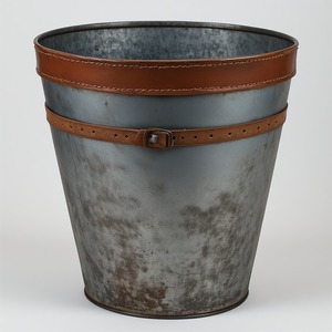 Maceta de cuero galvanizado artesanal con pátina rústica plateada artesanal diseñada para interiores decorativos - Product Image 1