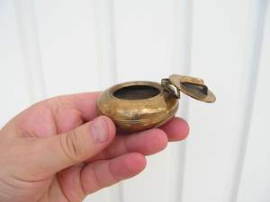 Cenicero de latón de lujo con bordes tallados únicos diseñados para un atractivo estético y una presentación de calidad superior - Product Image 5