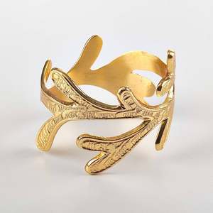 Vente chaude 2026 Anneau de serviette en aluminium classique motif feuille écologique, couleur et design personnalisables pour la décoration de table de camping - Product Image 3