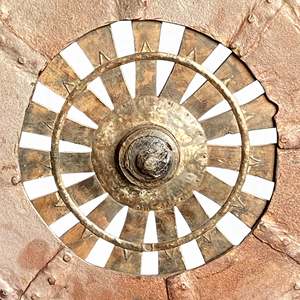 Sculpture artisanale rustique en forme de roue, en laiton, bois et aluminium, avec motif végétal, pour la décoration du salon, de la salle à manger, du bureau ou de la maison - Product Image 3