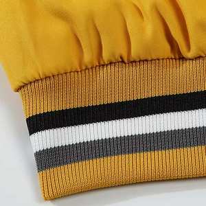 บริการ OEM เสื้อแจ็คเก็ตบอมเบอร์ผู้ชายสไตล์ใหม่สำหรับฤดูหนาว ผ้าแคนวาสโพลีเอสเตอร์ 100% คอตั้ง ระบายอากาศได้ดี แห้งเร็ว ปิดด้วยซิป รับผลิตตามแบบ - Product Image 4