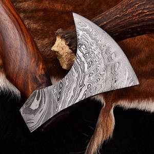 Hache de camping d'extérieur à long manche, tête en acier à motif artisanal avec manche en bois naturel pour la survie, le bushcraft et les activités de plein air - Product Image 2