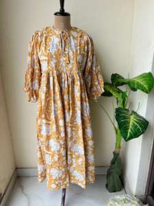 ชุดเดรสผ้าฝ้ายพิมพ์ลายดอกไม้สไตล์อินเดียชุดเดรสคอวีสำหรับฤดูร้อนเดรสผ้าฝ้ายออร์แกนิคพิมพ์ลายบล็อกขนาดเดียวเหมาะสำหรับเป็นของขวัญสำหรับเธอ - Product Image 4