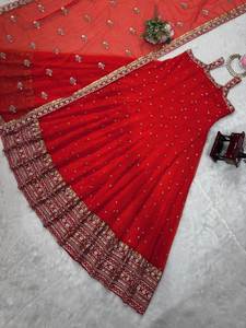 Robe Anarkali de luxe de style Bollywood avec embellissements lourds et artisanat élégant - Product Image 5
