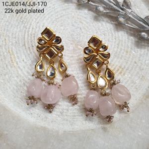 Pendientes hechos a mano chapados en oro Kundan con cuentas de cuarzo rosa, joyería colgante étnica india para bodas y festivales - Product Image 1