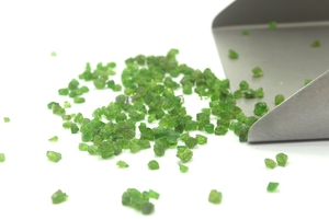 Ensemble de 50 pièces de tourmaline verte naturelle de 2 à 4mm, belles pierres précieuses brutes en vrac. - Product Image 2