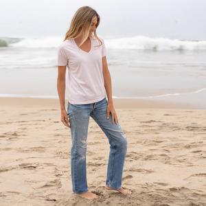 T-shirt pour femme à manches courtes et col en V, rose clair, coton biologique de luxe, écologique, certifié GOTS, doux, respirant, séchage rapide - Product Image 3