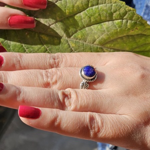 Bague en argent avec pierres précieuses saphir avec feuille et motif rond pour les mariages et les fêtes - Product Image 2