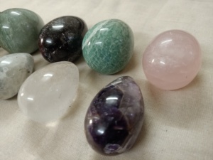 Œufs de pierres précieuses faits sur mesure en taille de 1 à 1.5 pouces fabriqués à partir de pierres précieuses assorties, idéales pour les fournisseurs de produits de guérison pour la revente. - Product Image 6