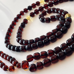 Mala bouddhiste en ambre baltique naturel, perles d'ambre cerise avec entretoises jaunes clairs, fabriqué à la main en Pologne - Product Image 2