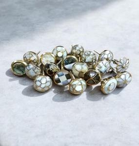 Perilla blanca de diseñador con detalles dorados para armarios de oficina y cajones de escritorio Tirador de manija de muebles de lujo adecuado para espacios de trabajo - Product Image 3