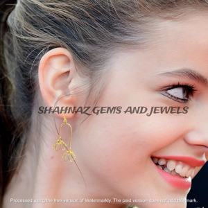 Vente en gros de boucles d'oreilles pendantes en laiton plaqué or 18 carats pour femmes vintage, design de fleurs creuses, accessoires tendance, bijoux indiens - Product Image 2