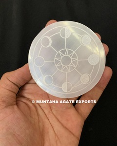 Belle 75-80mm Sélénite Forme Ronde Lune et Étoile Gravée avec Technique de Sculpture Figurine de Mascotte de Style Feng Shui - Product Image 3