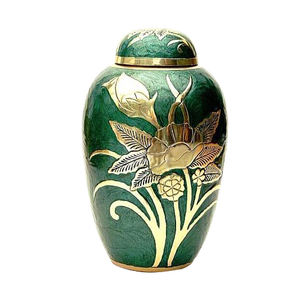 Grandes urnes funéraires en laiton de style européen avec motif de rose en relief pour adultes - Urne à cendres funéraires personnalisable et écologique - Product Image 5