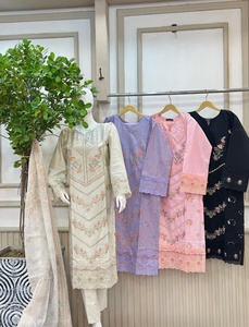 Collection Ssumaira présentant un ensemble de pantalons brodés en coton avec robe d'hiver 3 pièces - Product Image 2