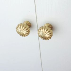 Perillas de latón hechas a mano para armarios de cocina que ofrecen un aspecto artesanal refinado, adecuado para un estilo contemporáneo o moderno. - Product Image 3