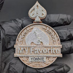 Colgante de Moissanita con Corte Esmeralda Chapado en Oro Rosa Personalizable, Disco con Letra de Plata de Ley 925, Joyería de Fiesta Estilo Hip Hop - Product Image 1