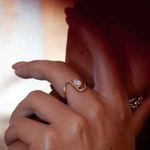 Anillo de compromiso y boda de oro rosa con moissanita de corte ovalado premium de 0.40 CT engastada en puntas, proveedor mayorista de moda para exportación a granel - Product Image 3