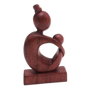 Statue décorative en bois mère-enfant, sculptée dans du bois naturel, symbolisant l'amour, la tendresse, les liens familiaux et les émotions. - Product Image 1