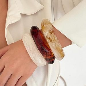 Bracelet en résine bijoux ethniques exquis pour femmes artisanat élégant matériau léger et mode tendance - Product Image 4