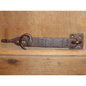Pestillo de puerta de hierro forjado a mano de forma plana con acabado de óxido negro para instalación en el hogar, herrajes para puertas y portones - Product Image 6