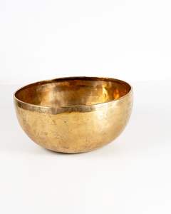 Cuenco de latón pulido con curvas hechas a mano y aspecto real, ideal para regalos formales y colecciones espirituales - Product Image 1