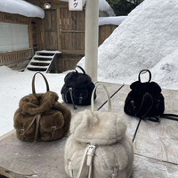 Sac à dos unisexe en fausse fourrure moelleuse crème, mini sac à dos décontracté pour voyage et école, avec pendentif en peluche Kawaii, fermeture éclair