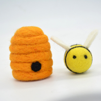 Abeille en feutre écologique avec ruche |   Ensemble abeille et ruche en feutrine pour la décoration de Pâques |   Jouets en feutre pour enfants