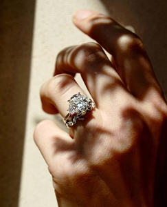 Anillo de compromiso de diamante de moissanita con corte de cojín alargado de tres piedras de 4,17 quilates, anillo clásico de moissanita de tres piedras en plata 925 - Product Image 4