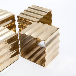 Juego de 4 Anillos de Servilleta de Lujo con Diseño de Ondas Doradas, Modernos, Cuadrados, de Metal Ecológico, de Latón Amson, Elegantes, para Decoración de Mesa de Comedor de Hotel o Boda - Product Image 1