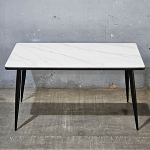 Mesa de Comedor Doris de 140x80cm con Tapa de Vidrio y Patas de Hierro Cónicas, Estable y Extensible BA68056 - Product Image 3