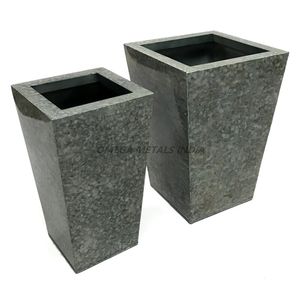 Ensemble de vases en métal New Look de couleur argentée élégante avec une forme ovale unique et un design moderne pour des accents de maison chics - Product Image 6