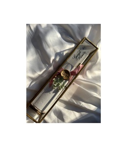 Boîte de défilement en verre métallique magnifiquement conçue en or avec un défilement délicat pour le stockage de bijoux élégants et les décorations de mariage - Product Image 2
