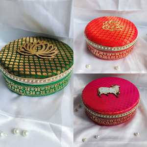 Caja de regalo Ladoo de acero inoxidable con brocado con diferentes diseños y patrones Festival Regalos a granel Mithai Favors - Product Image 5