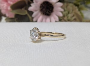 Anillo de Compromiso de Moissanita de 1/2ct para Mujer, Elegante y Sencillo, en Plata de Ley S925 con Baño de Rodio - Product Image 4