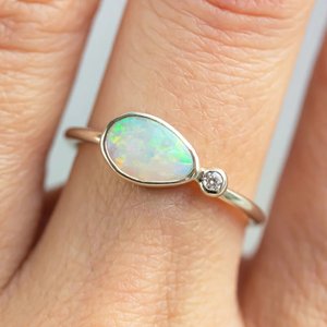 Anillo de Ópalo Etíope con Corte de Pera y Engaste de Bisel, Minimalista, Plata de Ley 925 Chapada en Oro, Joyería Fina para Compromiso y Boda para Mujer - Product Image 5