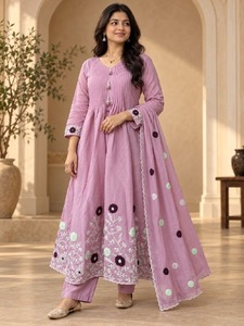 Ensemble robe et dupatta en chanderi, violet, tendance, fait main, de créateur indien, pour femmes, pour les mariages et les fêtes traditionnelles indiennes. - Product Image 1