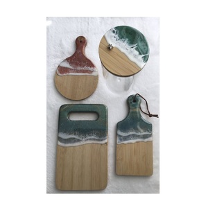 Planche à découper ronde en bois de qualité supérieure fabriquée à la main avec un effet de marbre unique et durable pour un usage domestique et commercial - Product Image 3