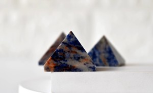Vente en gros de pyramides miniatures en sodalite attrayantes pour la méditation et la décoration - Product Image 2