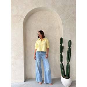 Blusa Amarilla para Mujer con Detalle de Mariposa en la Espalda - Camisas al por Mayor - Product Image 2