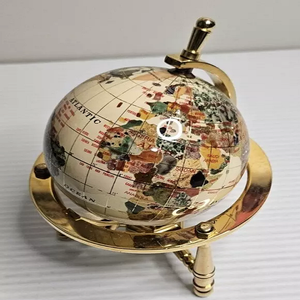 Soporte de trípode de latón con globo terráqueo de estilo vikingo, emula la apariencia de piedra, regalo de globo de latón decorativo giratorio - Product Image 1