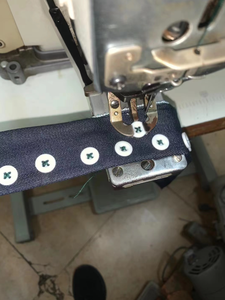 Máquina de Coser Botones Ju-ki 1377 Usada con Mango de Plástico y Garantía de 3 Años para Coser Botones en Trajes y Camisas - Product Image 6