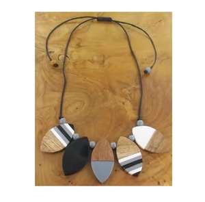 Collier de bijoux en résine Elegance Colliers de mode en résine artisanale multicolore avec une touche de luxe d'Inde - Product Image 3