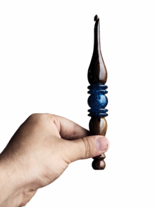 Crochet en bois ergonomique fait à la main Outil de tricotage personnalisé en résine époxy Simplement portable Tricotage à la main Prix de gros - Product Image 1