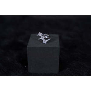 Silverings Anillo de Plata de Ley 925 con Gemas Allure, Anillo de Compromiso Moderno con Incrustaciones, Baño de Rodio, Joyería con Corte de Número para Enamorados - Product Image 1