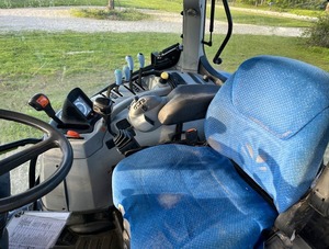 PROVEEDOR VERIFICADO de Tractor Usado New Holland T6070 con Cargador New Holland 840T con Cucharón de 8 Pies y Garra de 4 Dientes - Product Image 3